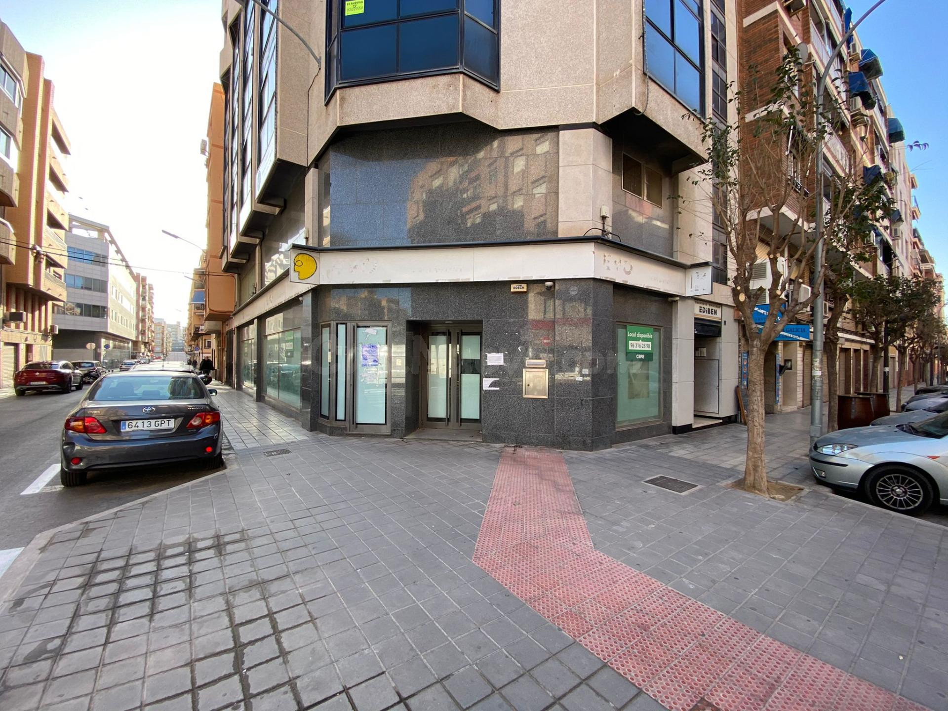 LOCAL EN ESQUINA JUNTO JUZGADOS, ANTIGUA OFICINA BANCARIA