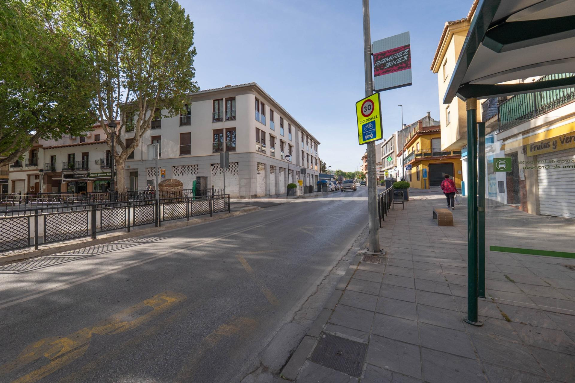 Gran local comercial en esquina frente a Plaza Baja – Ogíjares