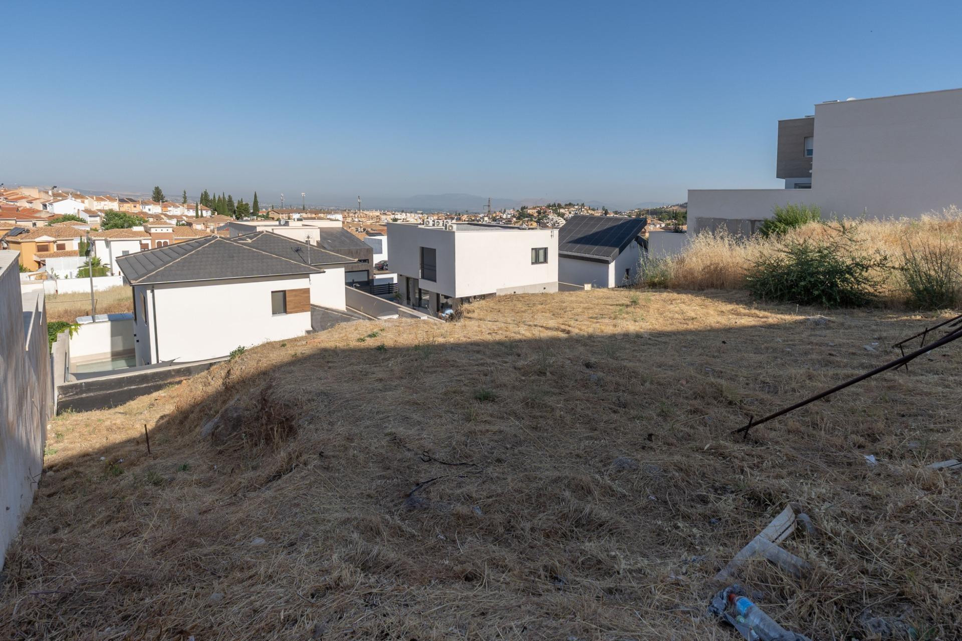 ¡OPORTUNIDAD ÚNICA! Solar urbano con proyecto de diseño visado de regalo en Huétor Vega