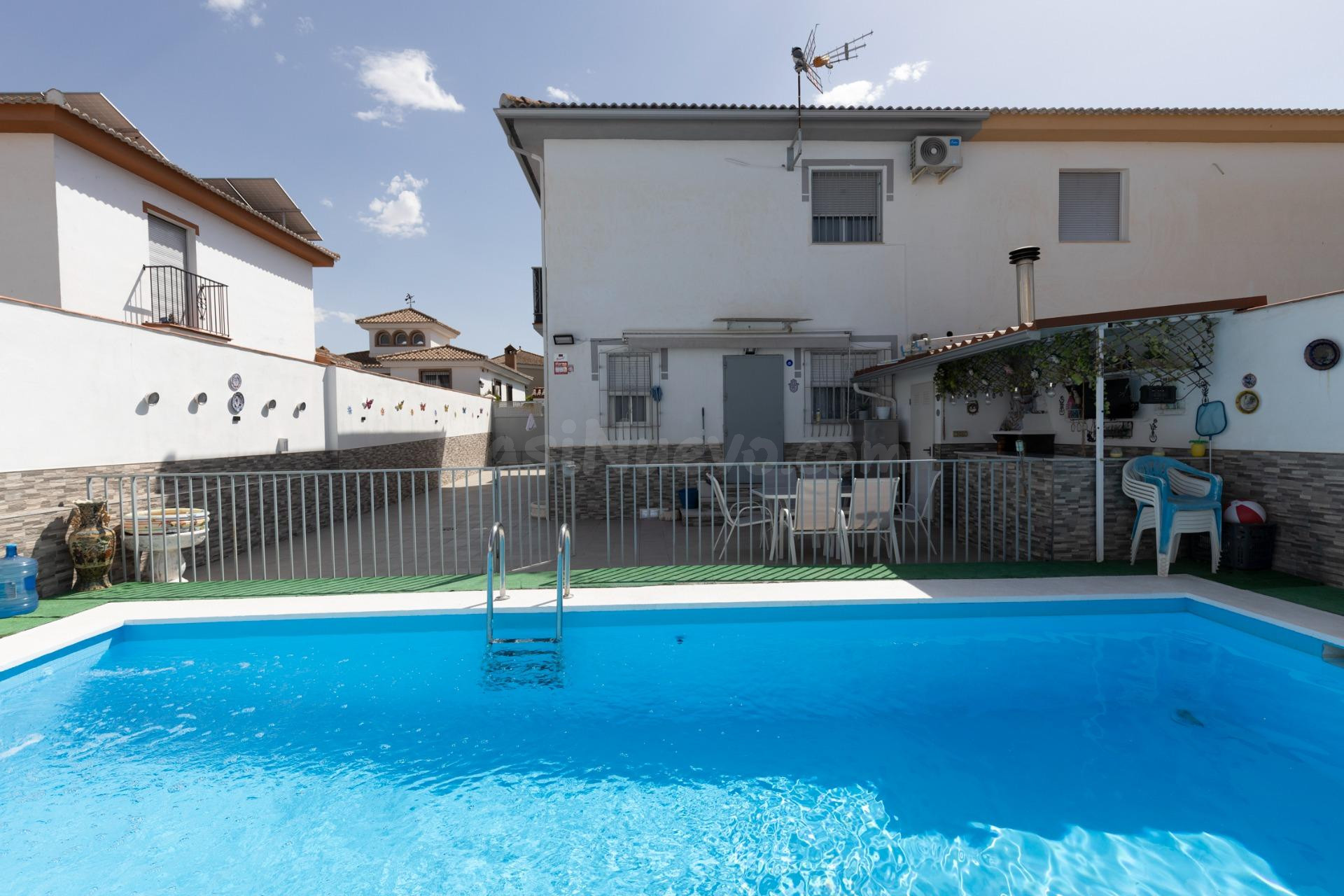 Espectacular vivienda reformada con gran piscina privada y amplia zona de ocio en Láchar