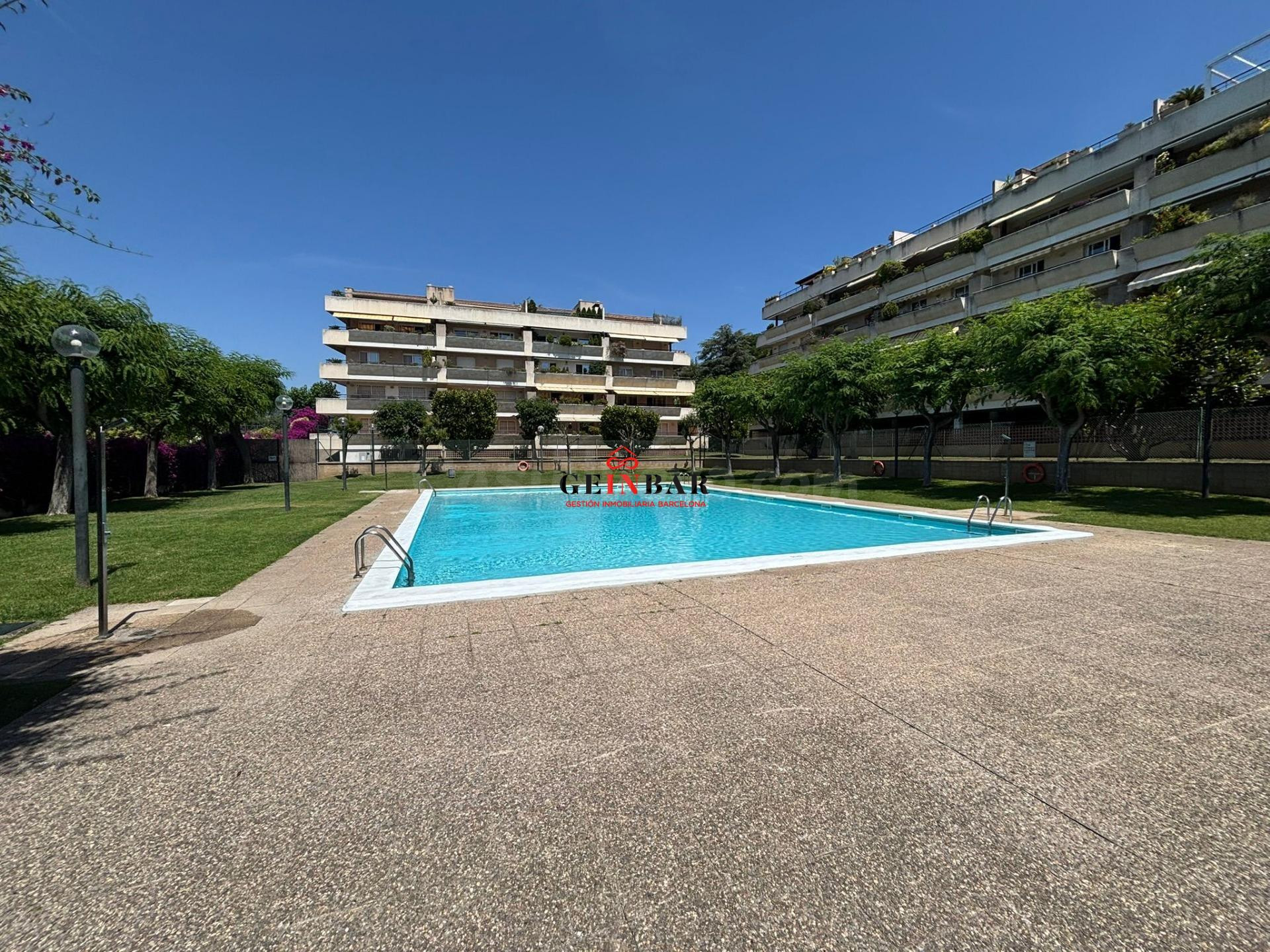 MAGNÍFICO DÚPLEX CON 2 TERRAZAS Y PISCINAS CERCA DE LA PLAYA