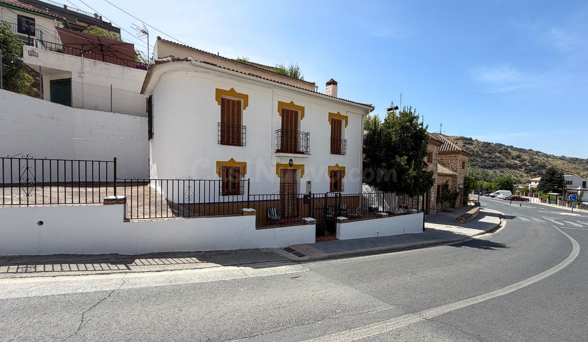 Casa independiente en la entrada de Pinos Genil. (A 10 minutos de Granada)