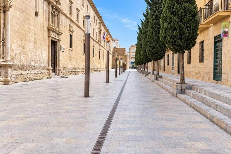 LOCAL COMERCIAL FRENTE AL COLEGIO SANTO DOMINGO, DISPONE DE 60 M2 Y ES PERFECTO PARA CUALQUIER TIPO