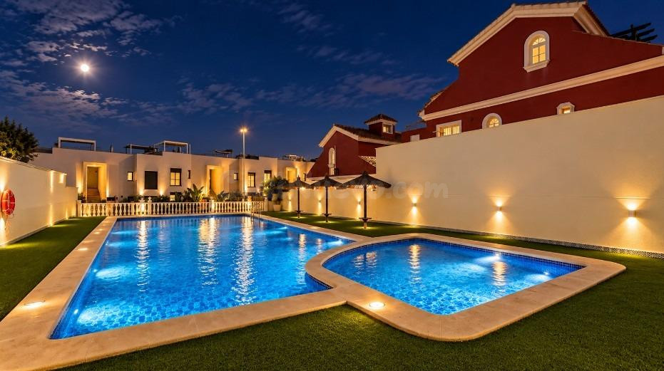 CHALET CON PISCINA COMUNITARIA JUNTO A VILLAMARTIN GOLF, ORIHUELA COSTA