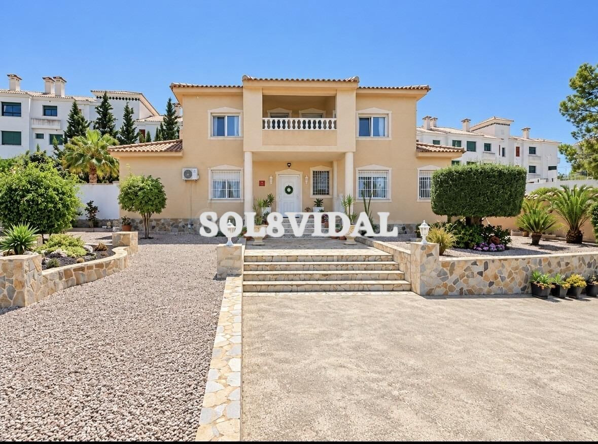Exclusivo chalet con gran parcela y piscina privada en Orihuela Costa