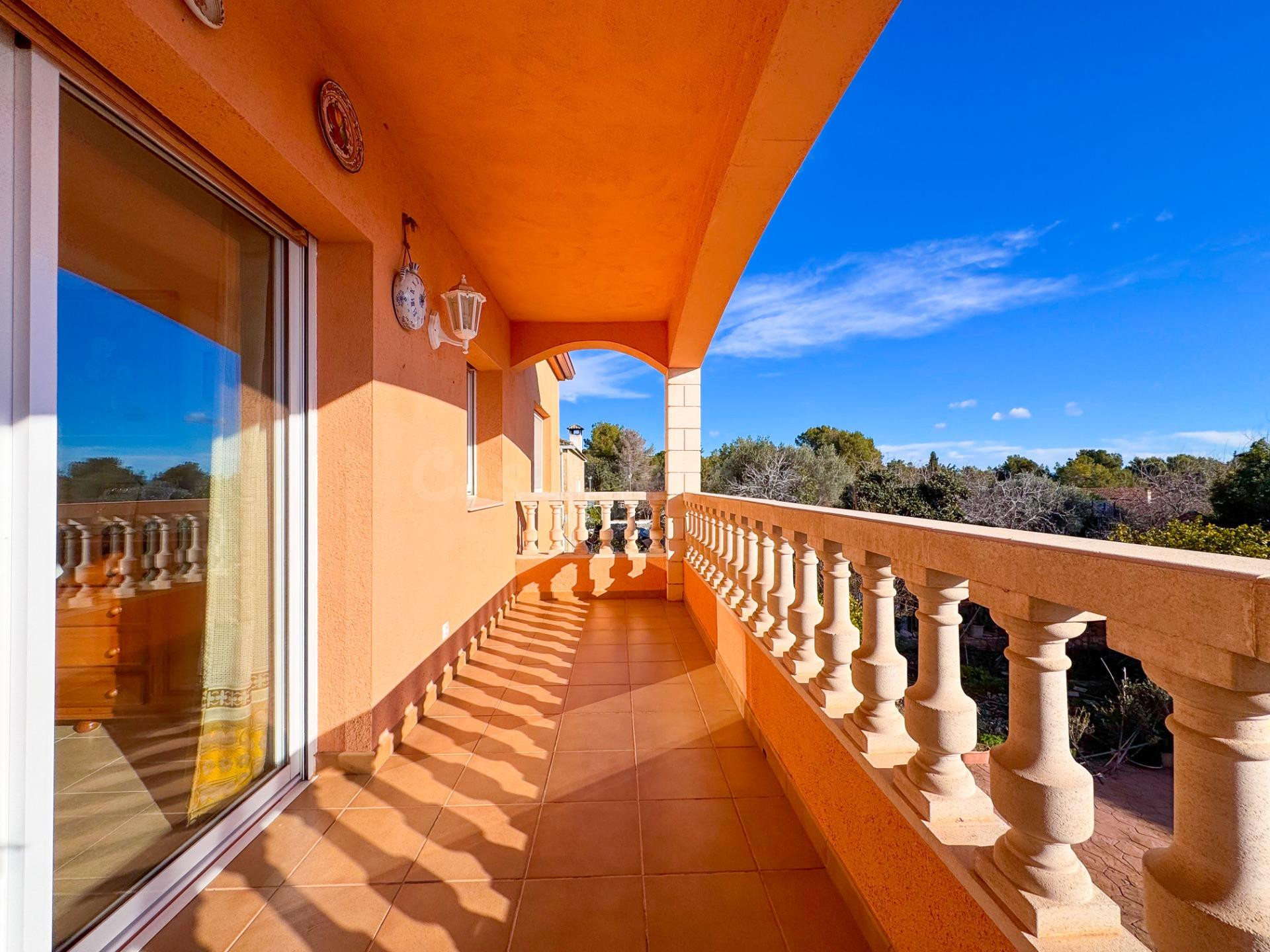 Vive la tranquilidad en tu chalet con vistas – 500 m2, 3 hab., garaje para 4 coches
