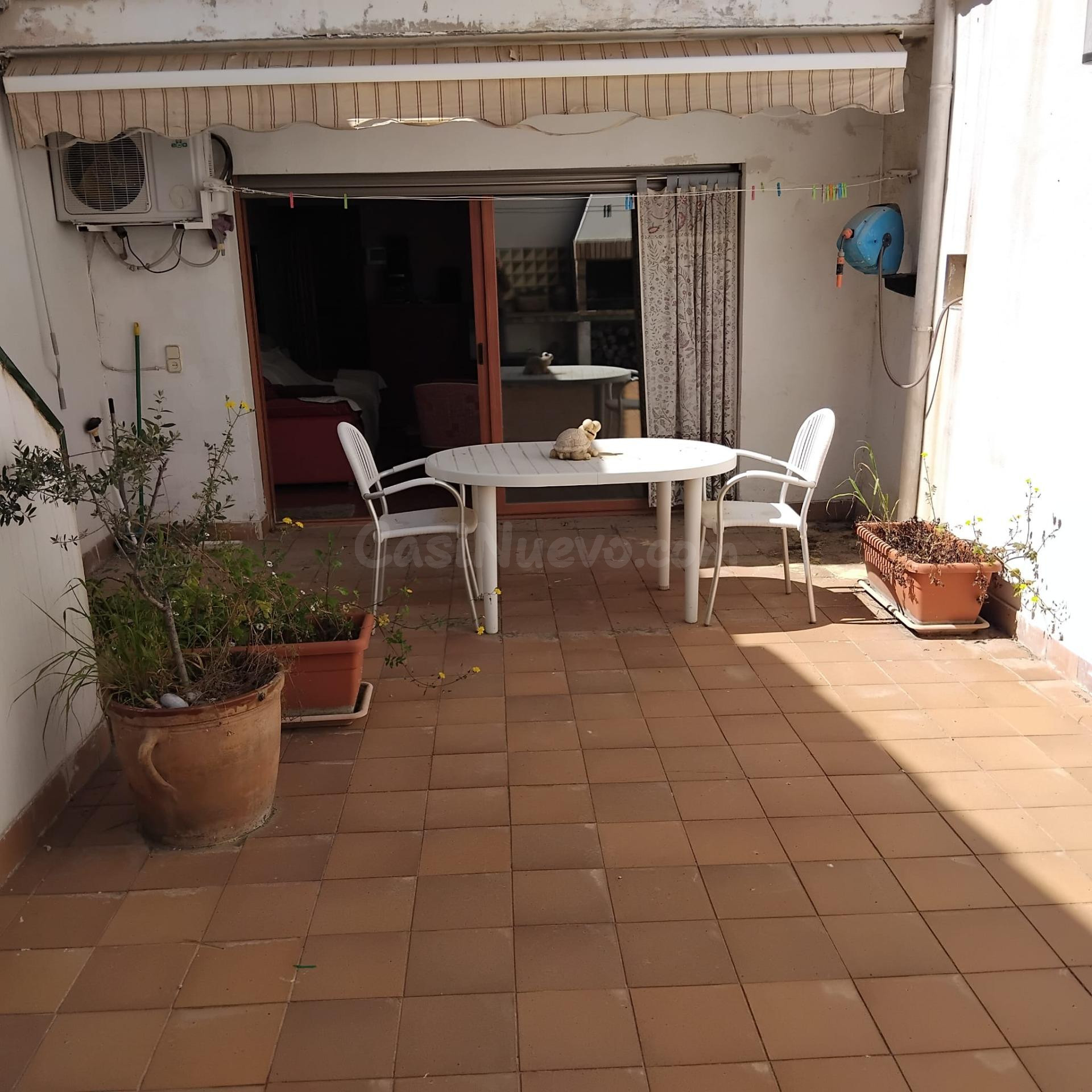Casa con dos pisos y gran garaje almacén muy cerca del Ayunt