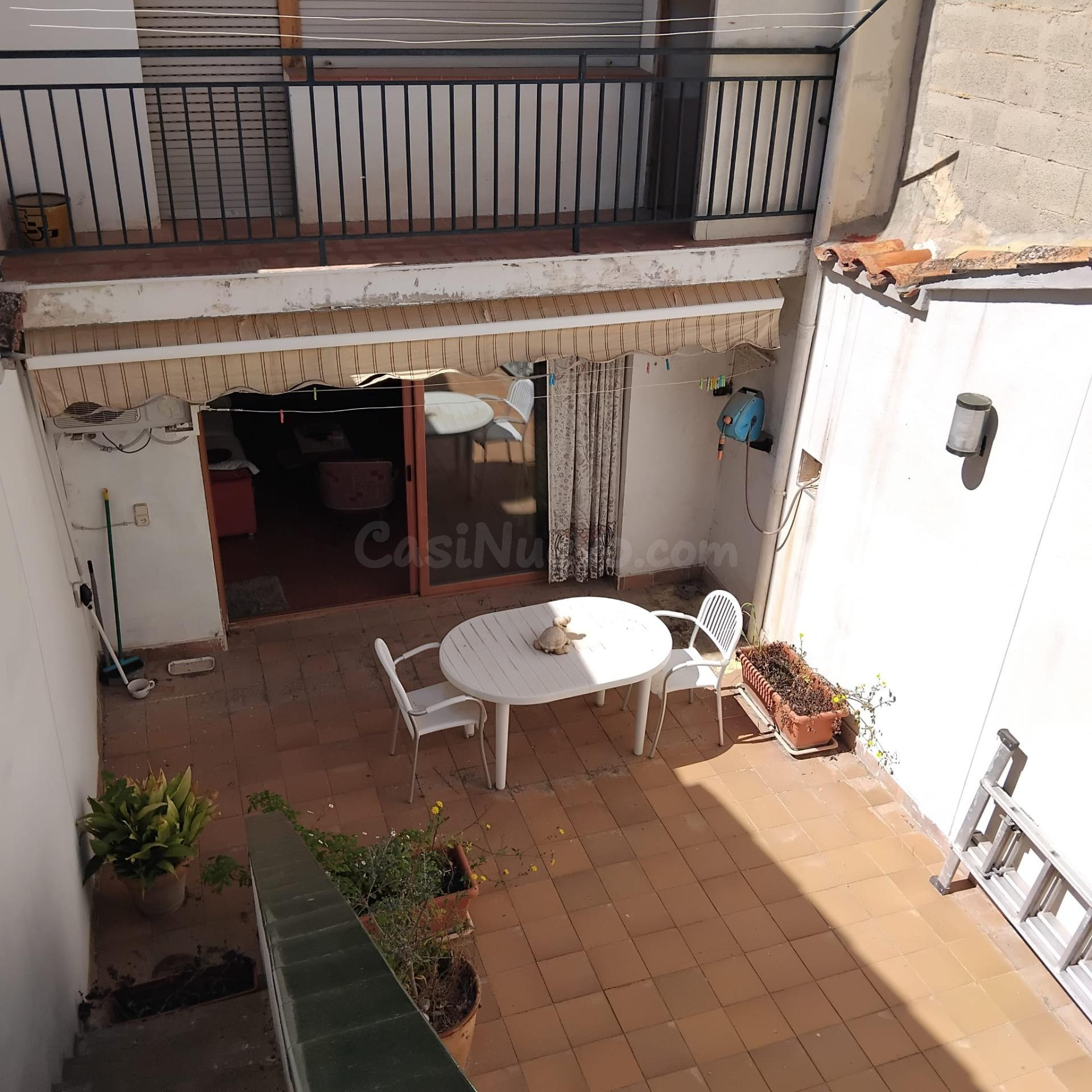 Casa con dos pisos y gran garaje almacén muy cerca del Ayunt - foto 2