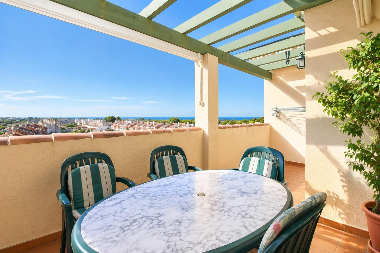 Ático de 3 dormitorios con terraza y vistas al mar, a escaso - foto 3