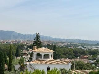 Exclusiva vivienda con piscina, vistas a la montaña de Montserrat y espacios únicos en Esparreguera Barcelona.