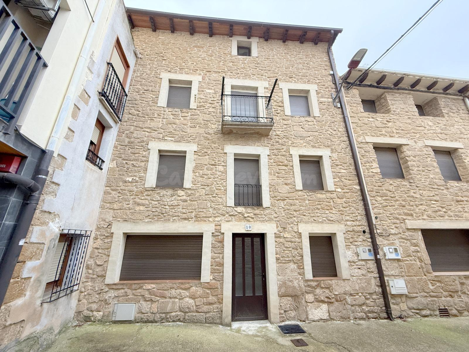 Casa con terraza en Arróniz – lista para entrar a vivir
