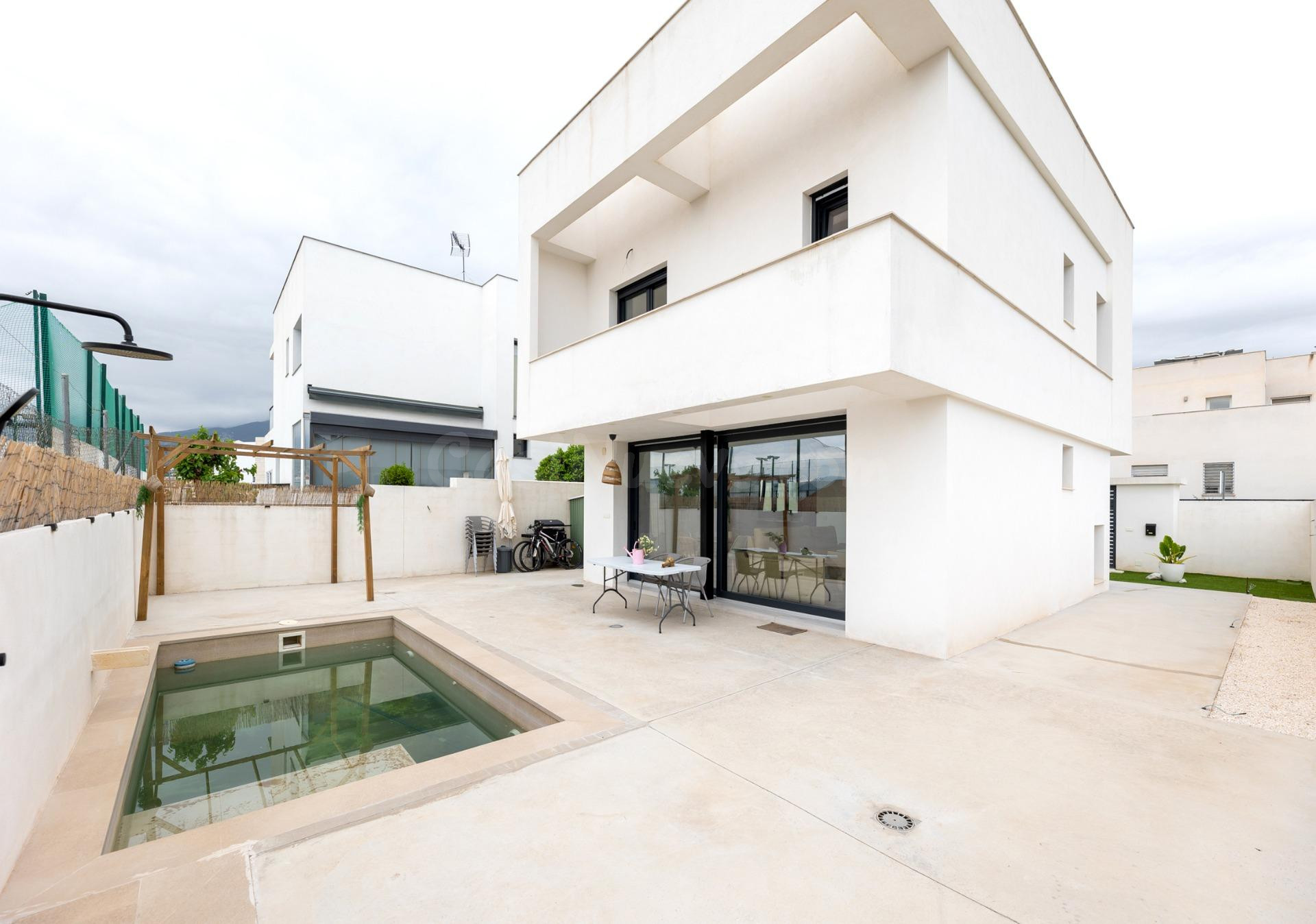 Bonita casa independiente de reestreno en zona residencial de la Zubia