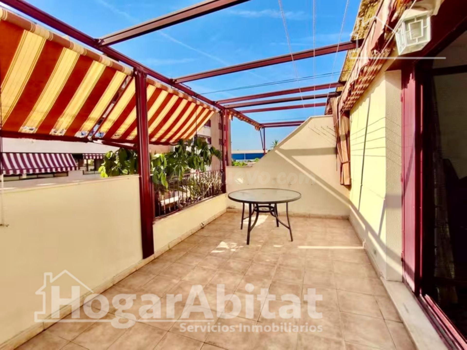 PRECIOSO ADOSADO EN RESIDENCIAL CON PISCINA, GARAJE Y DOS TERRAZAS