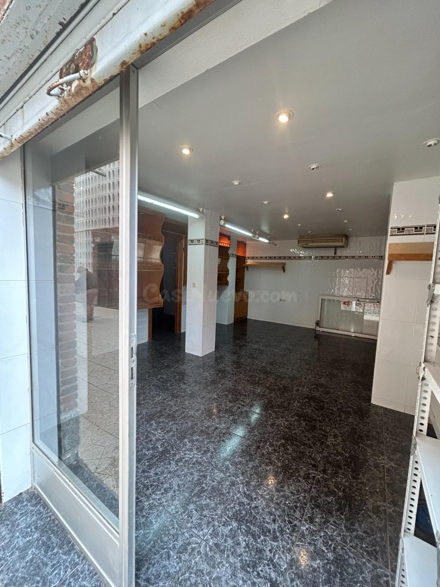 Local comercial en Los Urrutias, ideal para panadería, frutería o tienda de comestibles.