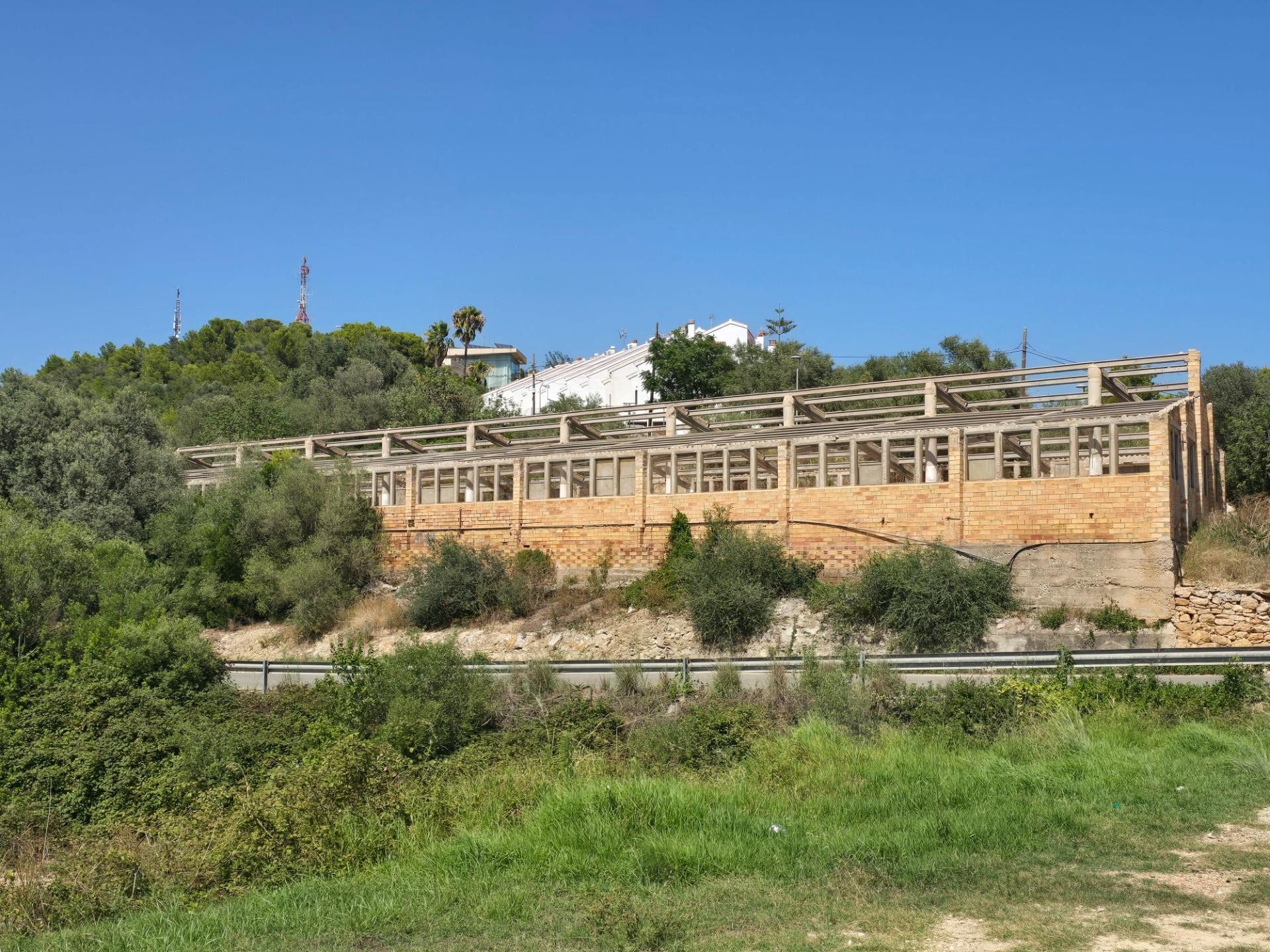 PARCELA DE 2.000 m2 CON EDIFICACIÓN DE 900 m2
