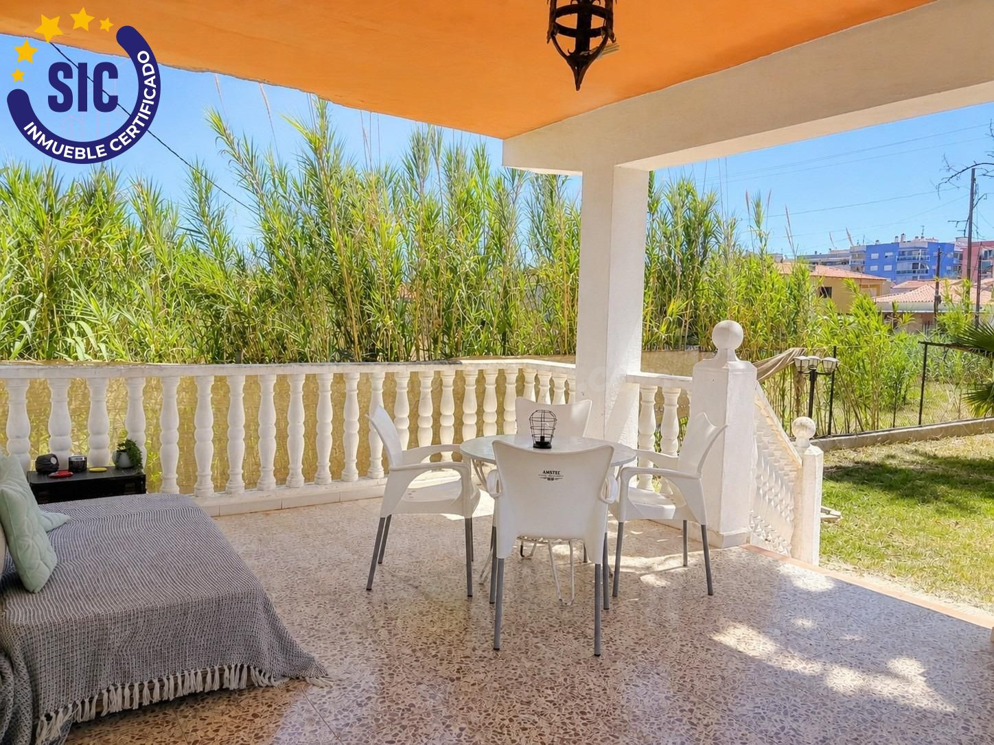 CHALET INDEPENDIENTE CON AMPLIOS JARDINES EN LA PLAYA DE NULES