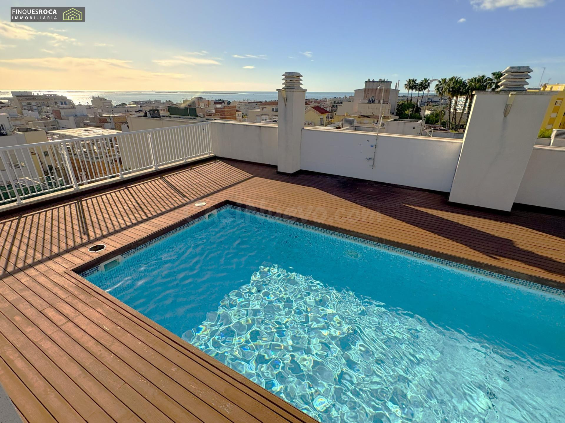 En Avinguda Catalunya, apartamento de un dormitorio, baño, cocina-comedor-estar, terraza, Piscina Comunitaria  y Parking Incluido
