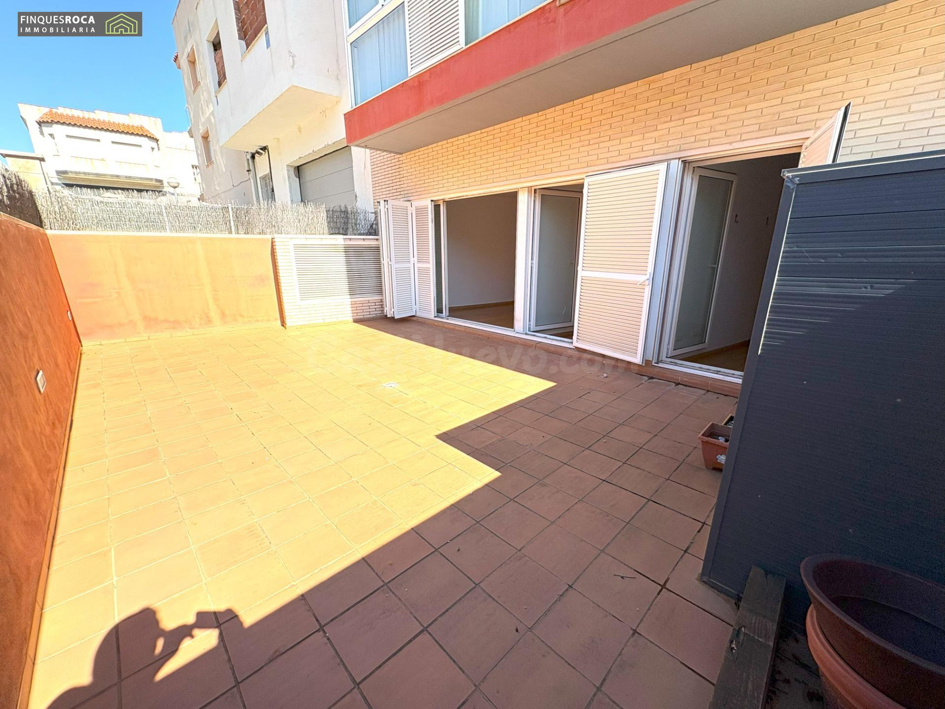 En Zona Caprabo, Planta Baja de 3 Dormitorios, 2 Baños, Cocina Independiente, Comedor-Estar de 30 m2, Piscina Comunitaria y Parking Incluido