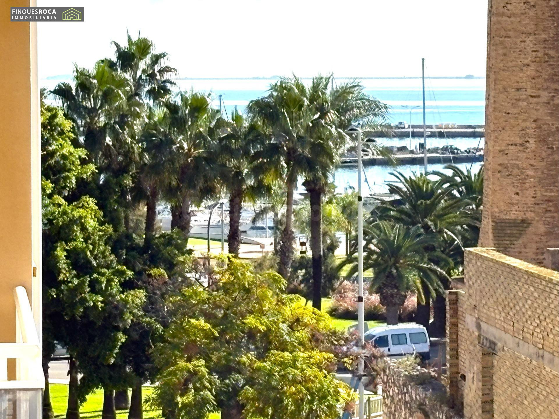 Piso Esquinero Centrico cerca del Club Nautico, de 3 Dormitorios, Baño, Cocina Independiente, Comedor y Terraza Balcon