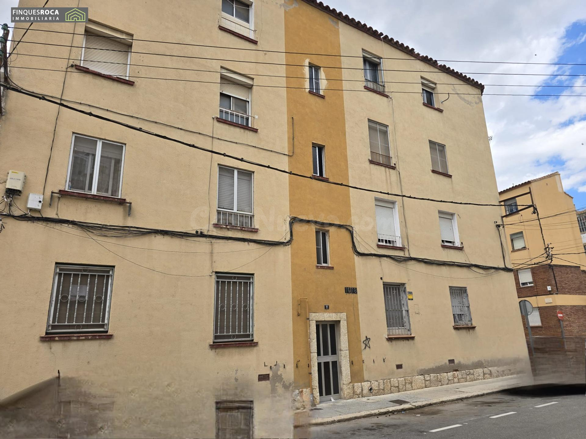 Segunda para SIN ASCENSOR , para entrar a vivir, centrico Piso Esquinero de 3 Dormitorios, cocina independiente, comedor-estar, lavadero y Baño