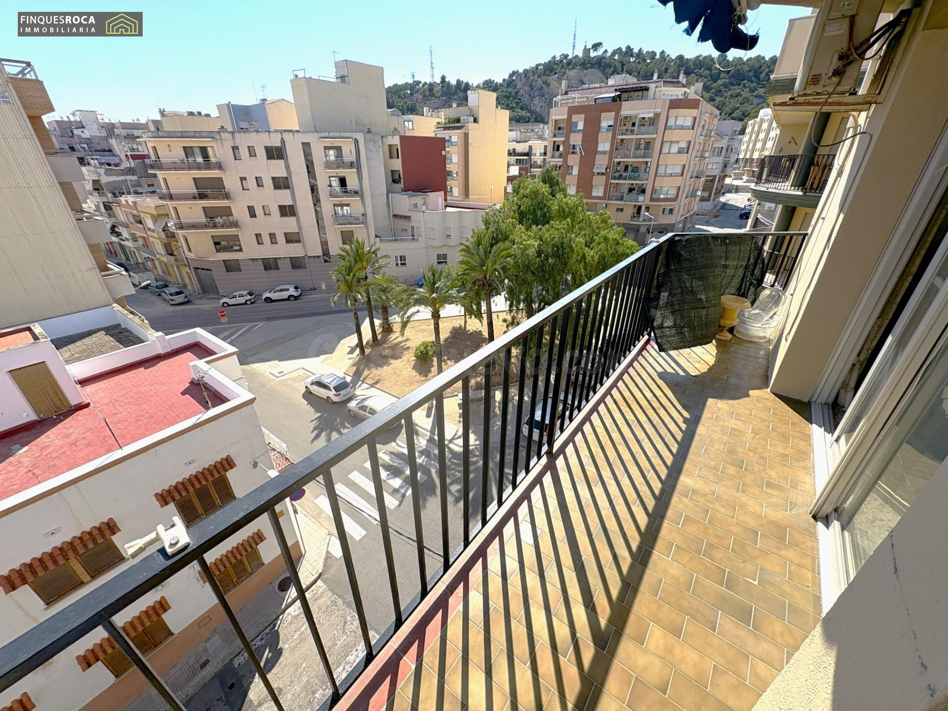 4 Planta con Ascensor, vivienda grande de 100 m2, de 4 Dormitorios, baño, aseo, terraza, muy luminosa y en el centro de la poblacion