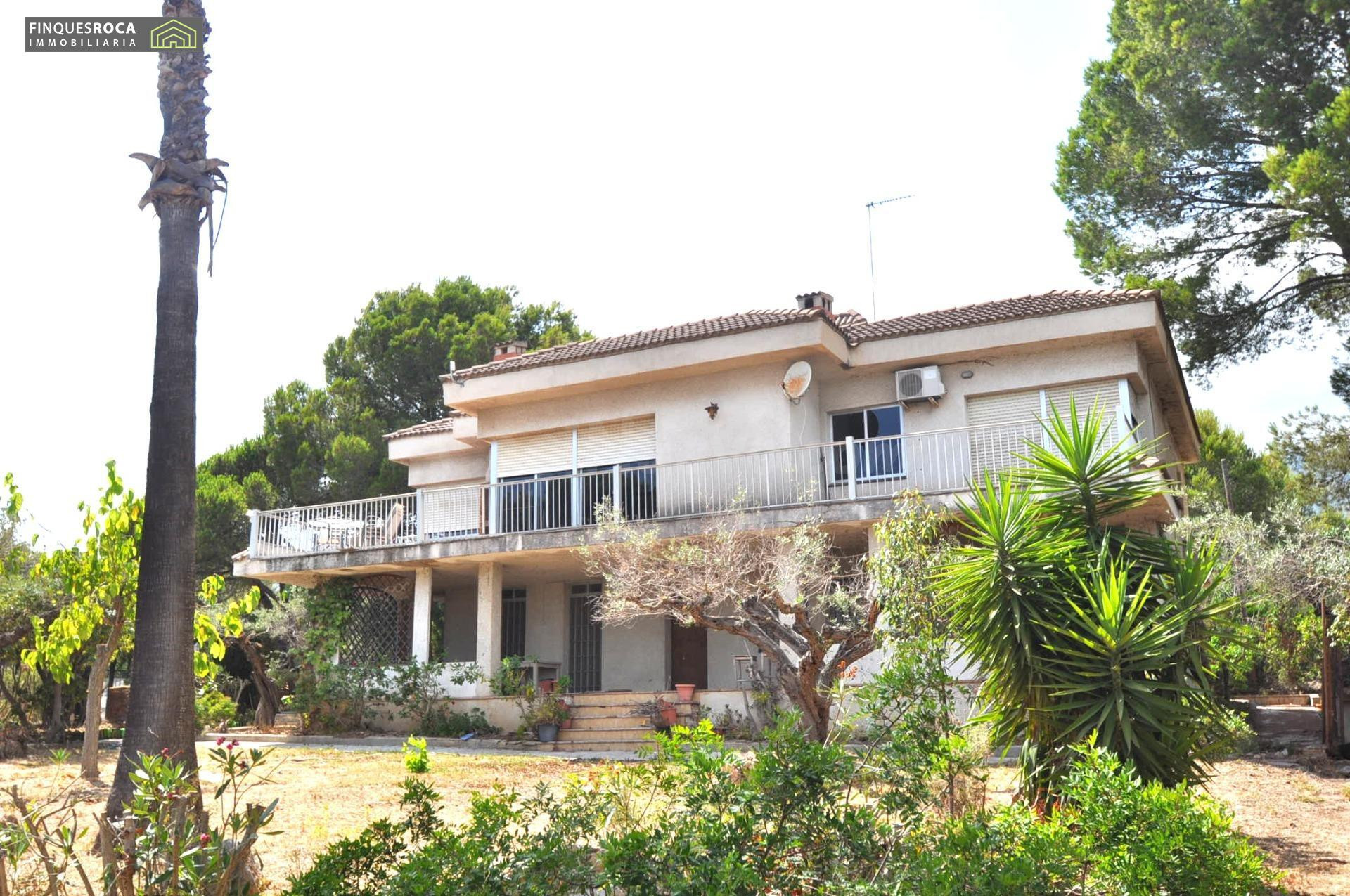 Chalet, de 4 Dormitorios, en Urbanizacion Montsia Mar, con parcela de 1640 m2 , 281 m2 construidos y vistas al mar