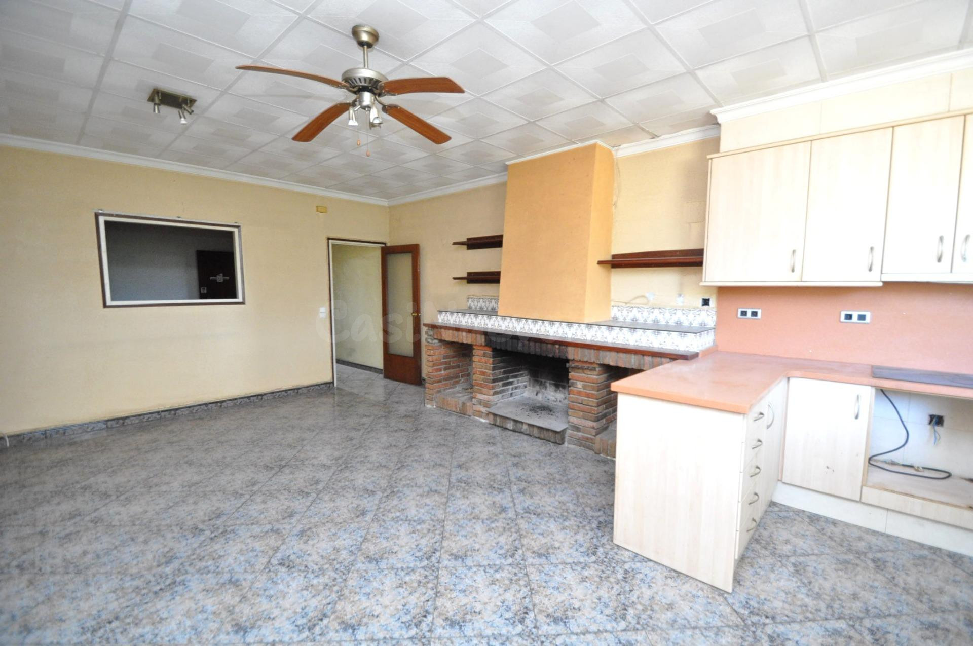 Casa de 4 habitaciones con gran terraza y almacén situado en Alcanar