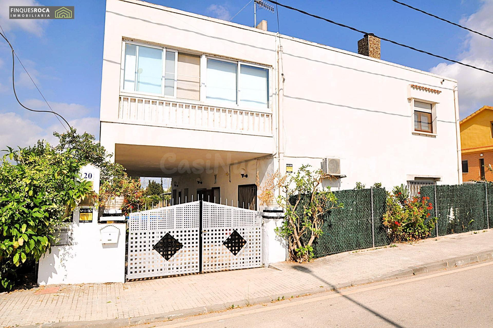 Chalet independiente con dos viviendas en una amplia parcela de 783 m2