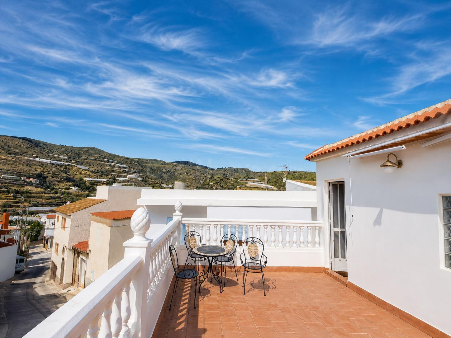 Gran oportunidad de compra: amplia casa con terraza de casi 90 m2, garaje cerrado y vistas espectaculares, a minutos de las playas de La Rábita