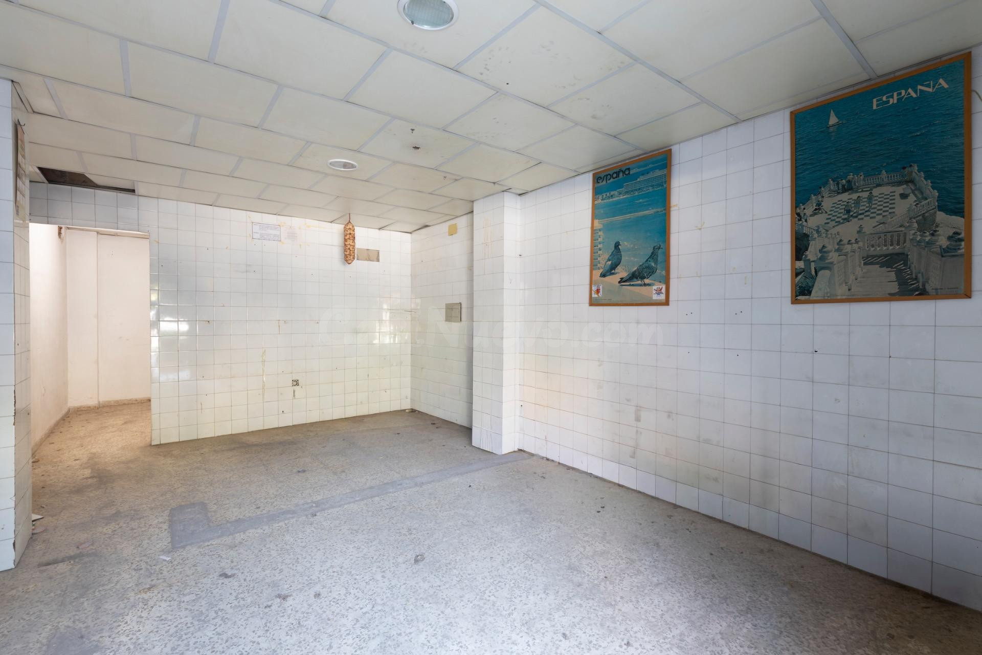 ⭐ LOCAL EN ESQUINA EN GRANADA CAPITAL – CREA TU PROPIO PROYECTO DESDE CERO