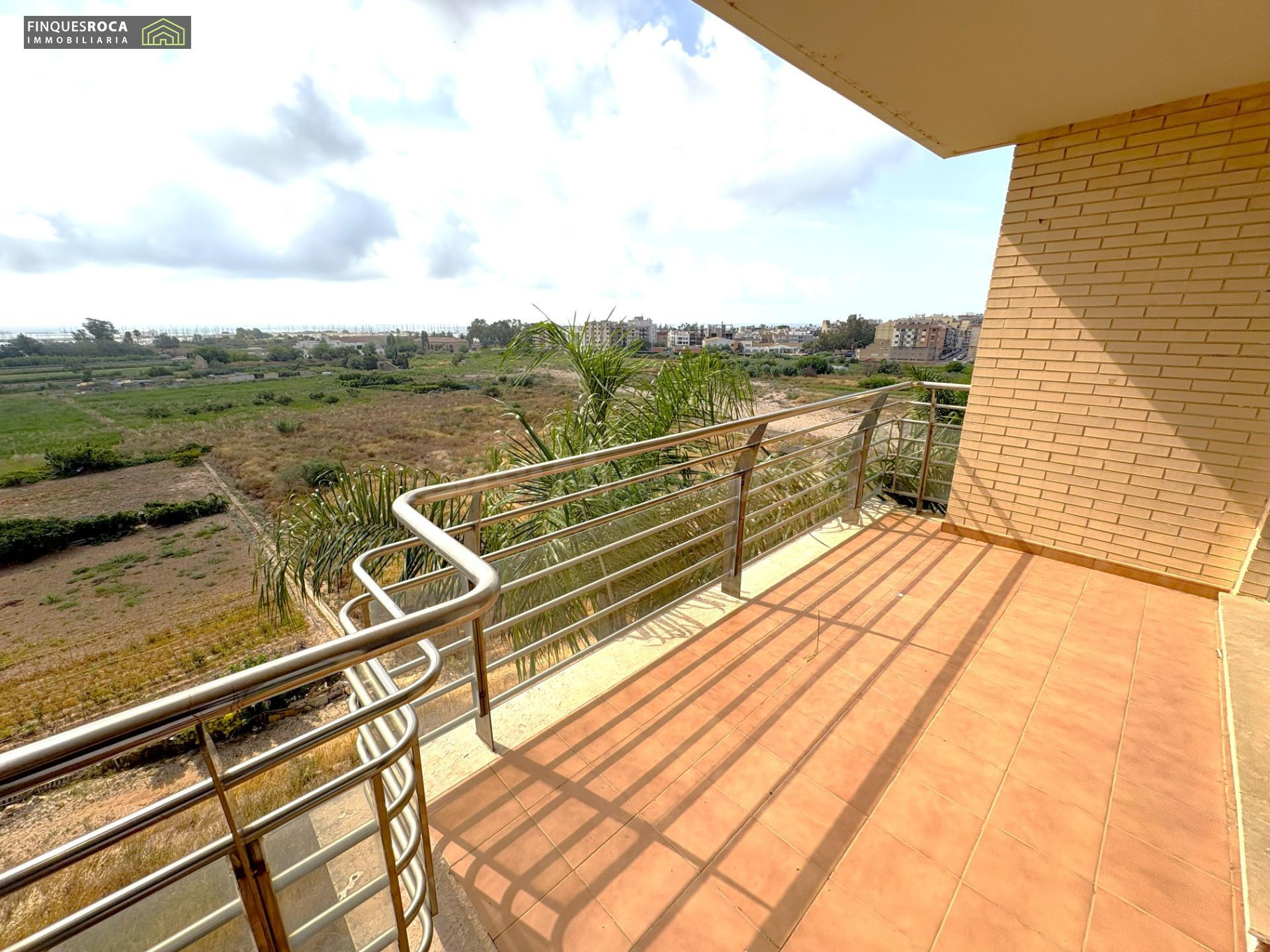 Apartamento 76 m2 Construidos, de 2 Dormitorios Dobles, Baño, Aseo, Vistas al Mar, Orientacion Este, y Terraza de 8 m2