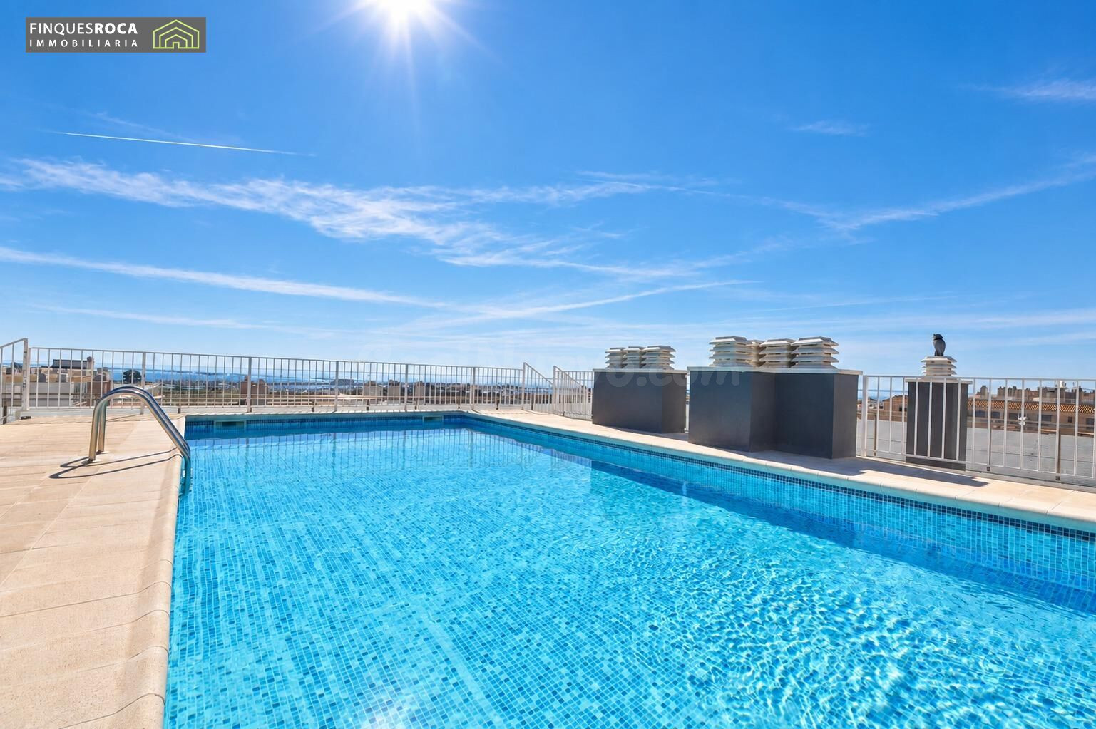 **VIVIENDA CON TERRAZA, PISCINA Y PARKING EN LA RÀPITA** ☀️