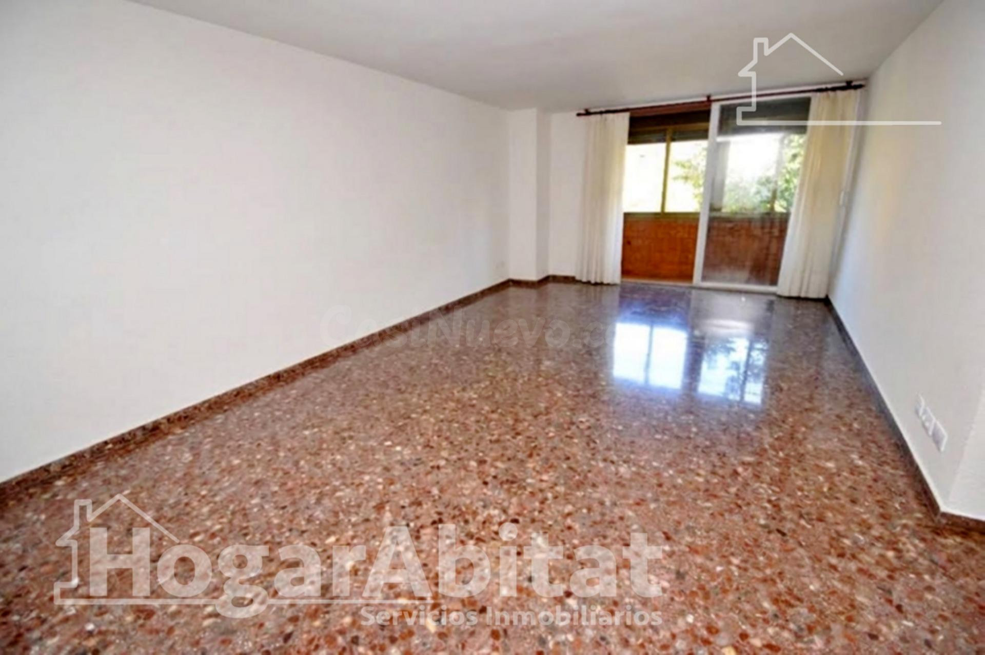 Muy amplio con 4 dormitorios dobles y balcón cerca de Plaza España