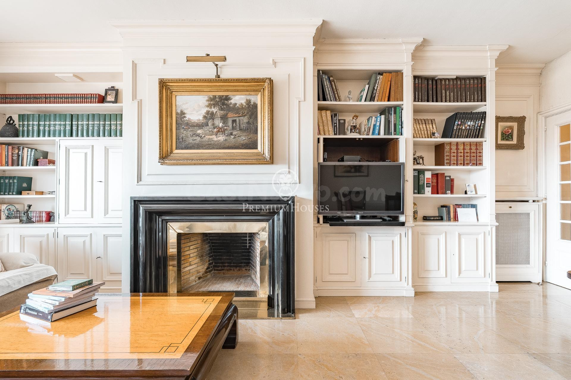 Exclusivo piso de 118 m2 con balcón sur, chimenea y 2 parkings en Vía Augusta
