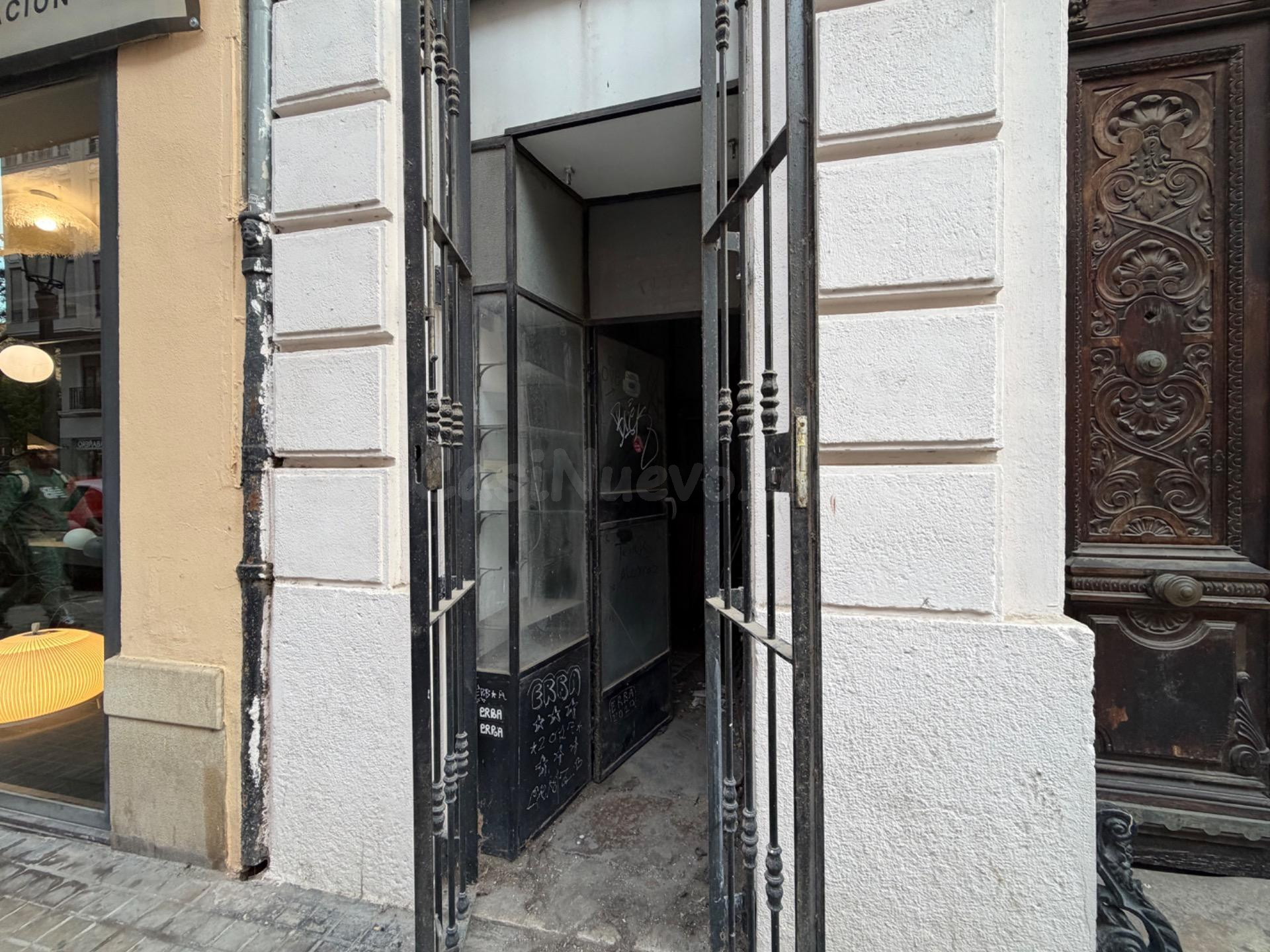 Alquiler de Local en Calle Quart con Escaparte Junto a Torres de Quart