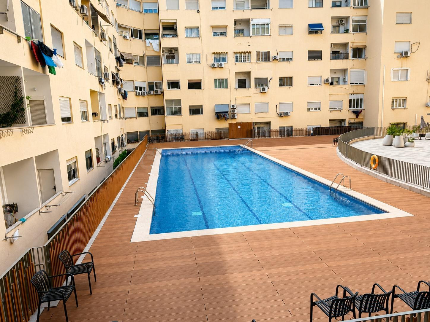 5 habitaciones y piscina comunitaria a pocos minutos del centro