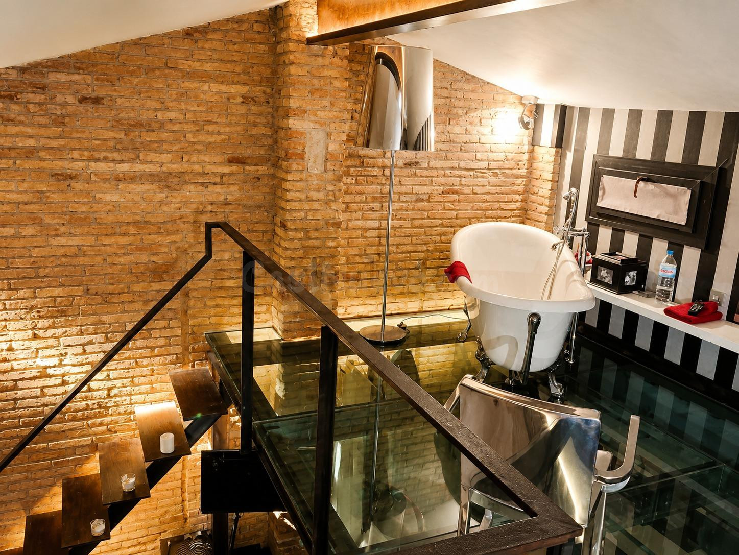 Piso único en Ruzafa con suite, bañera y techos altos.