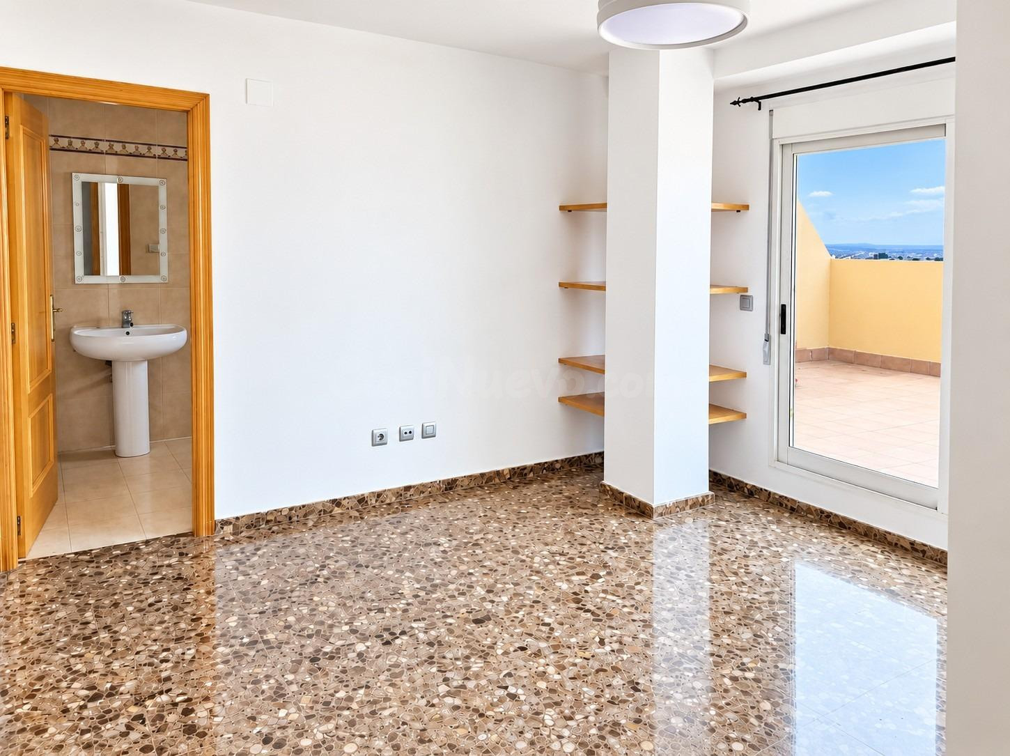 Ático de 4 habitaciones con gran terraza y garaje en Paterna - foto 3