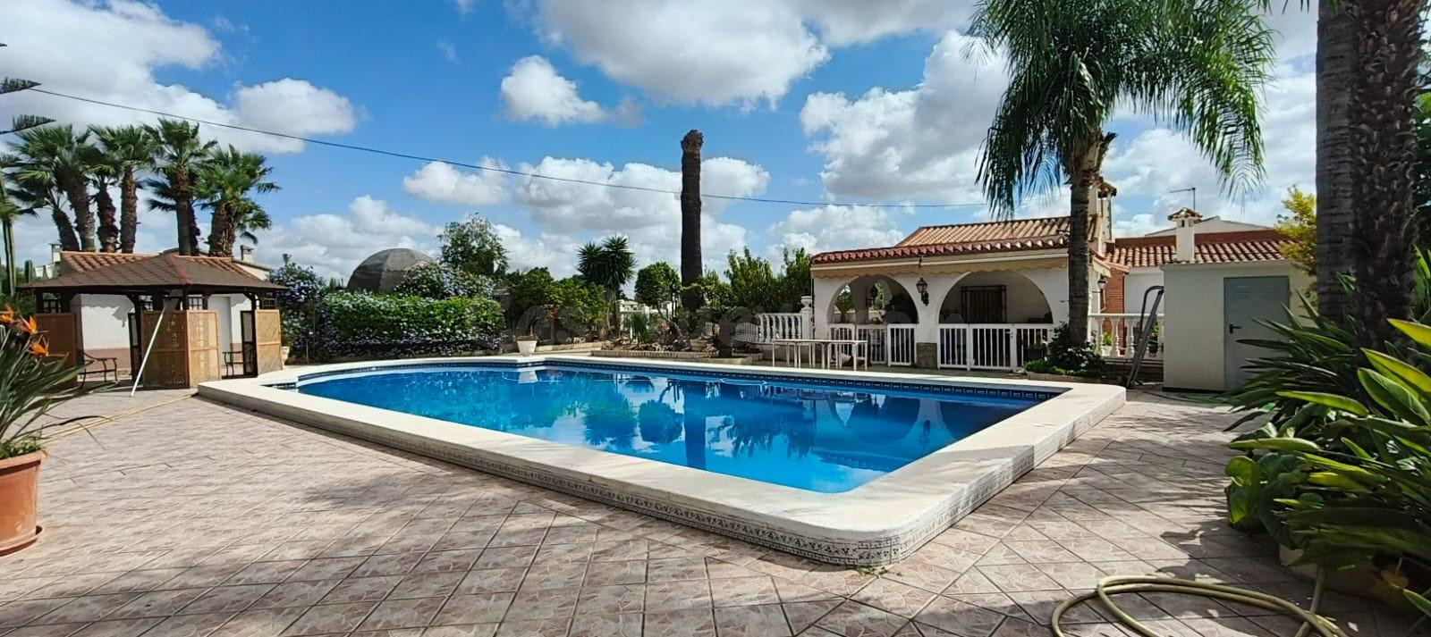 Imponente Chalet en La Hoya con Piscina y Amplios Jardines