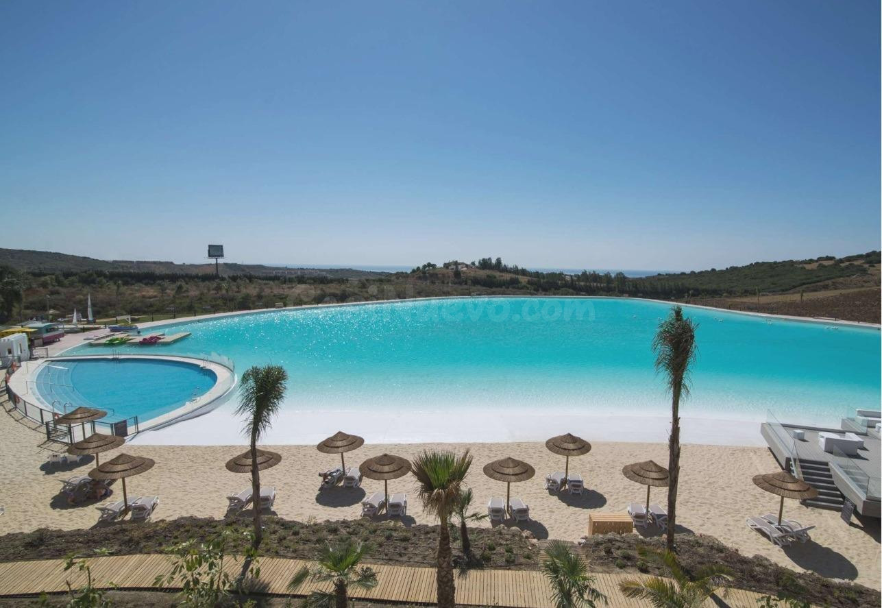 PISO DE LUJO DE 2 DORMITORIOS EN CASARES LAGUNA ARTIFICIAL, MÁLAGA