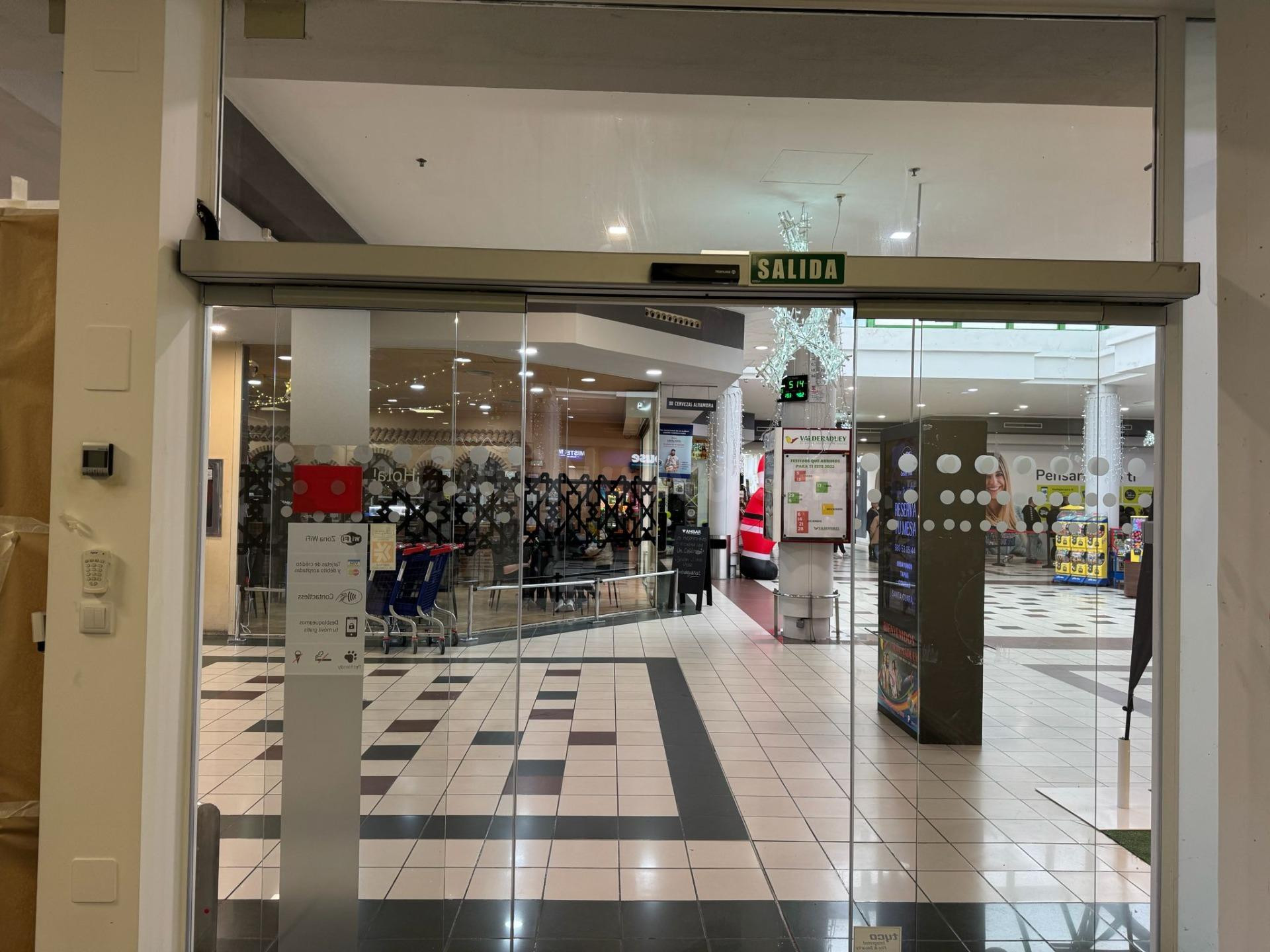 DOS LOCALES COMERCIALES JUNTOS CON ALMACEN Y ASEO PROPIO