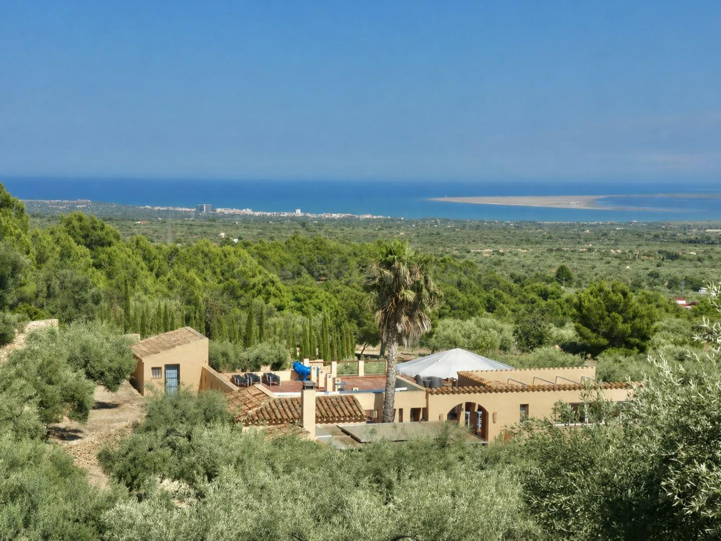 ESPECTACULAR FINCA RÚSTICA CON 4 VIVIENDAS, PISCINA Y LICENCIA TURÍSTICA – VISTAS A TODO EL DELTA DEL EBRO