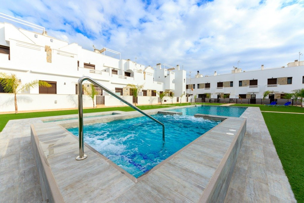 VIVIENDA ADOSADA, 3 DORMITORIOS, 2 BAÑOS, PISCINA Y JACUZZI