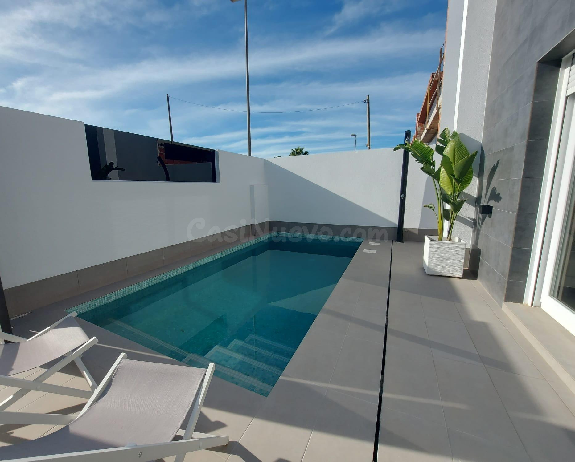 VILLA DE 2 DORMITORIOS Y DOS BAÑOS, CON PISCINA PRIVADA