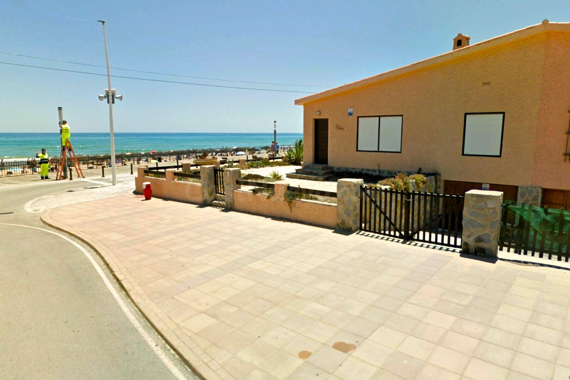 Oportunidad única en primera línea de La Mata: casa con parcela de 300 m2 y licencia de obra para una casa más grande con piscina.