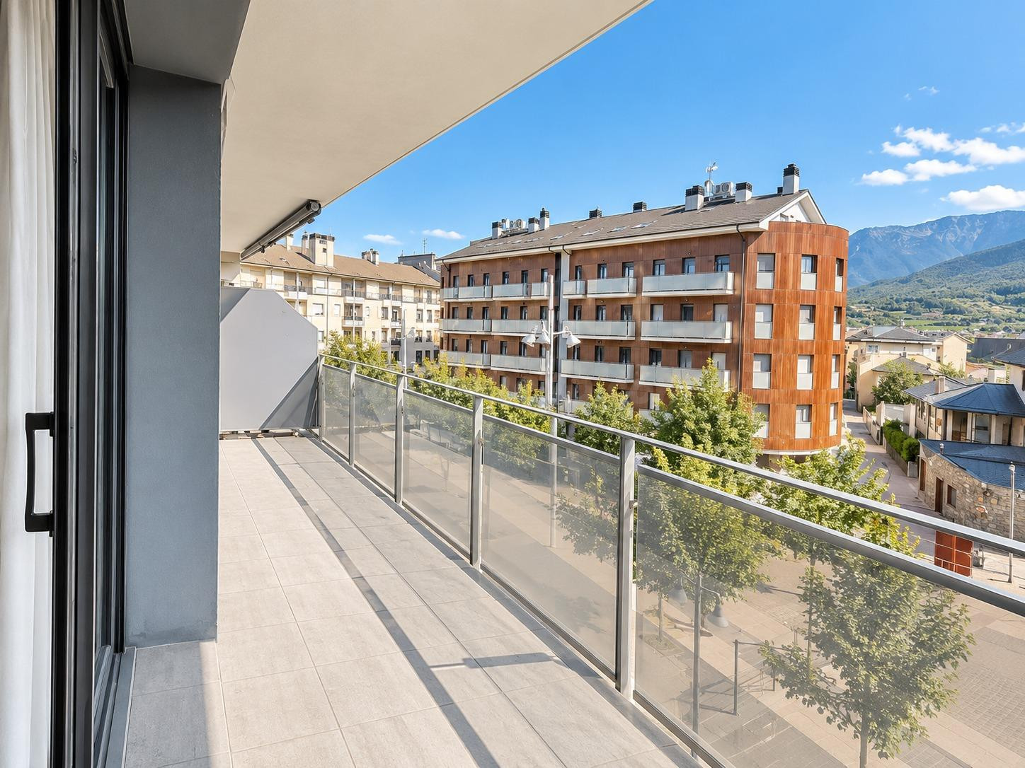 Piso de 3 habitaciones con terrazas, parking y trastero en el centro de La Seu d’Urgell
