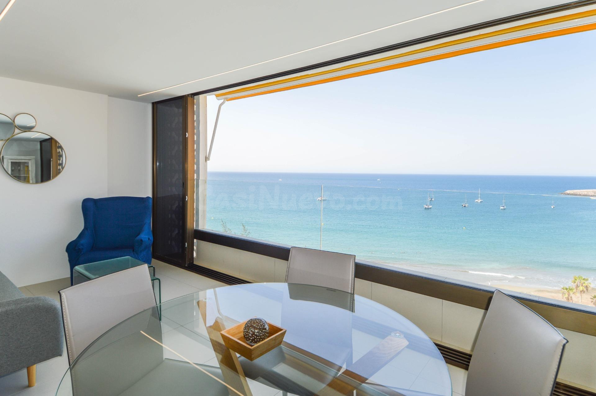 Vistas panorámicas al mar: Joya de diseño reformada en primera línea de Patalavaca