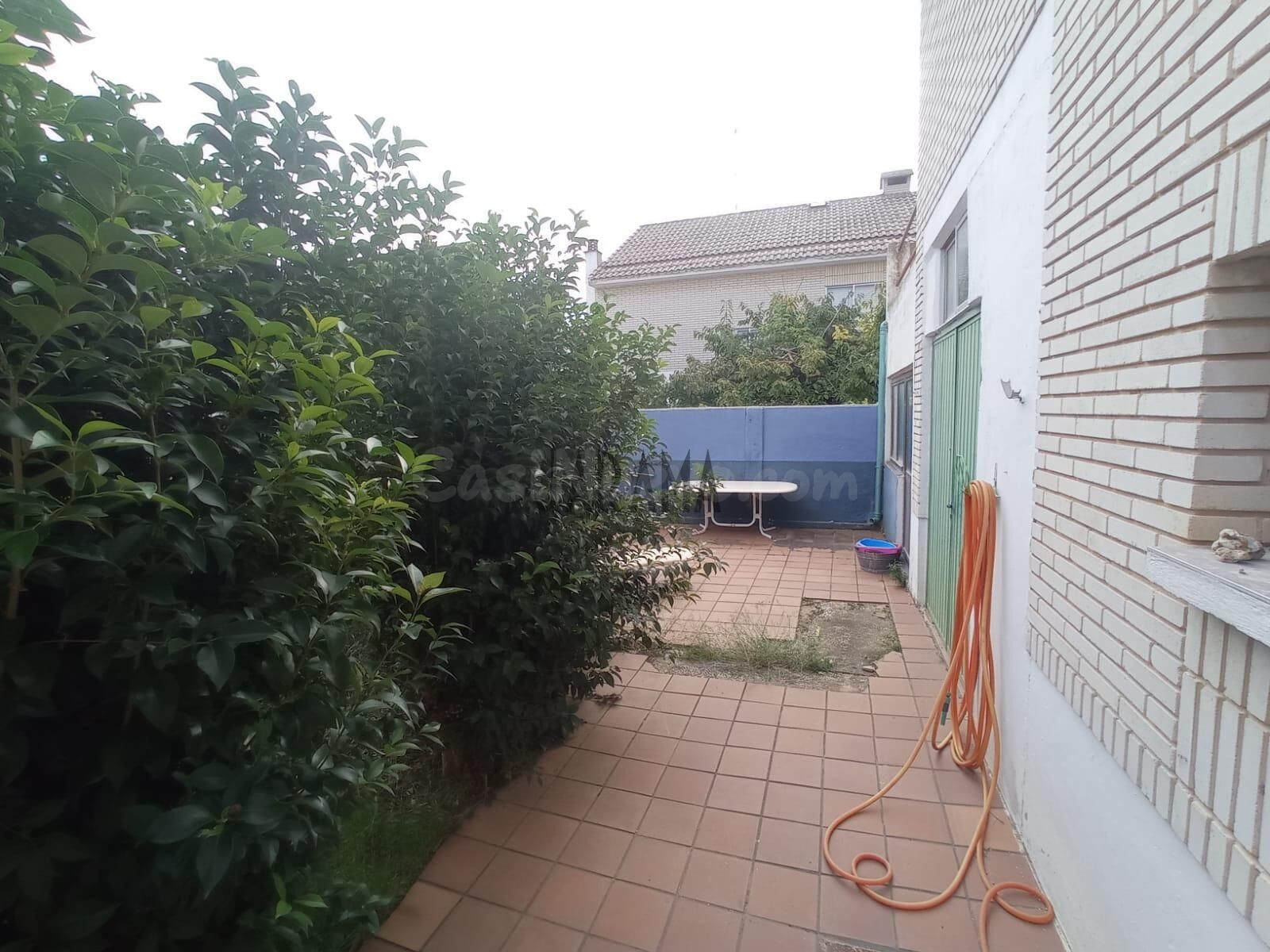 CASA CON GRAN JARDIN  EN CASCANTE
