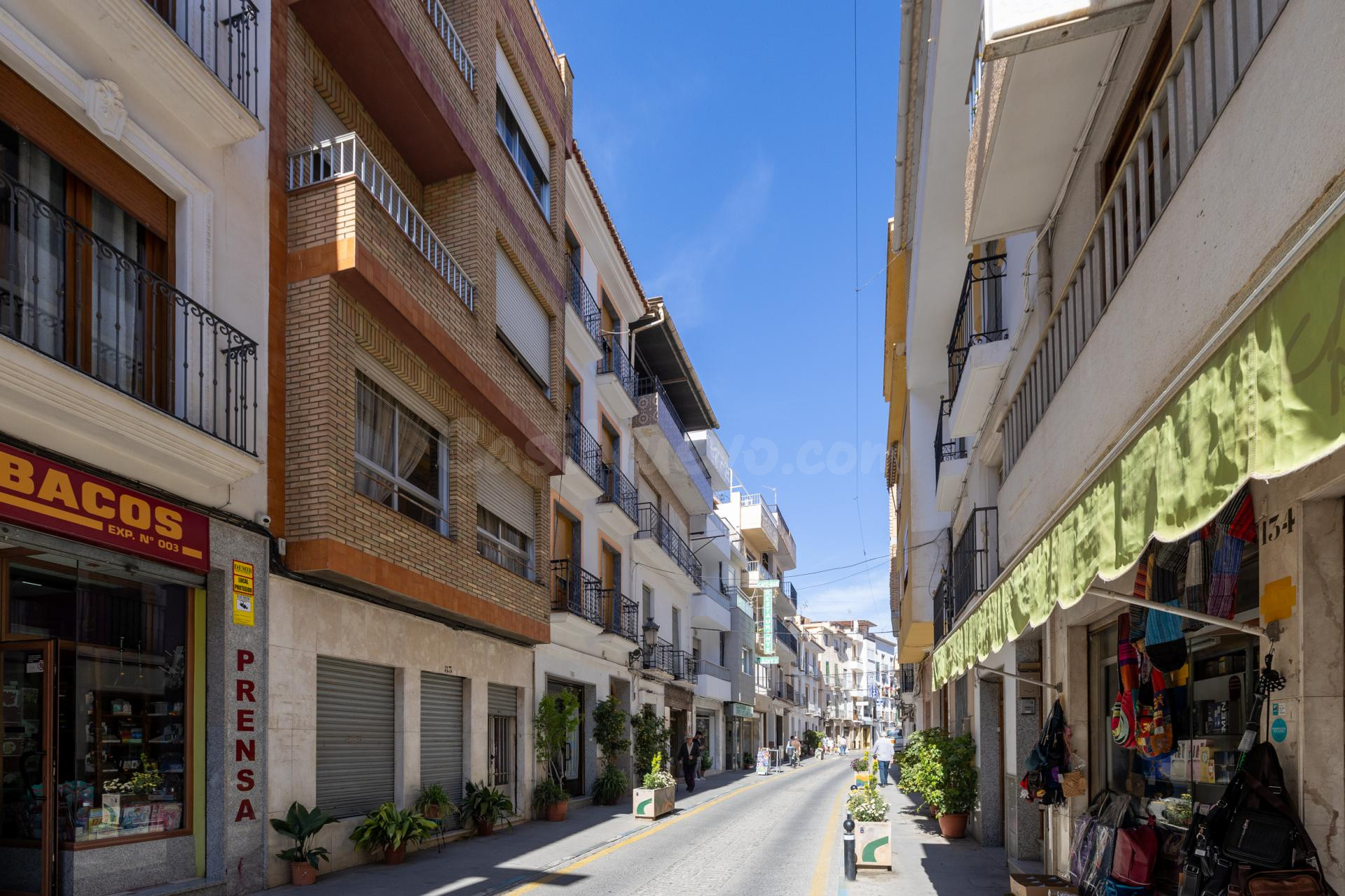Casa con bajo comercial, bodega y terraza en pleno corazón d
