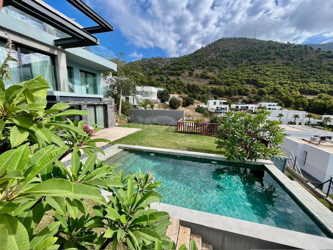 Vendemos una Elegante y Moderna Villa con Impresionantes Vistas al Mar
